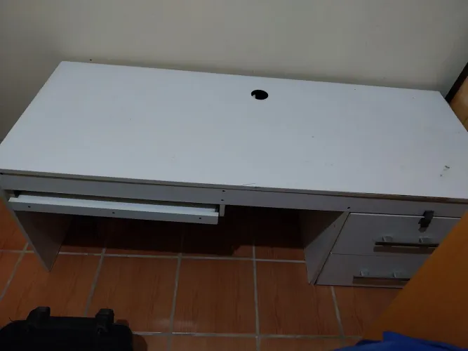 Vendo o rack para TV na cor branca em madeira