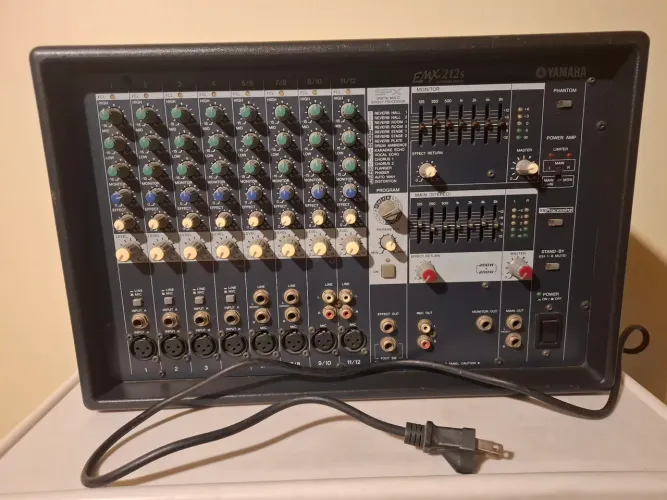 Mesa Mixer Yamaha EMX 212S