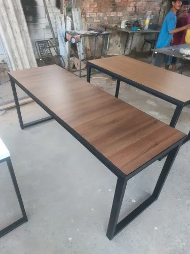 Mesa de escritório com design moderno