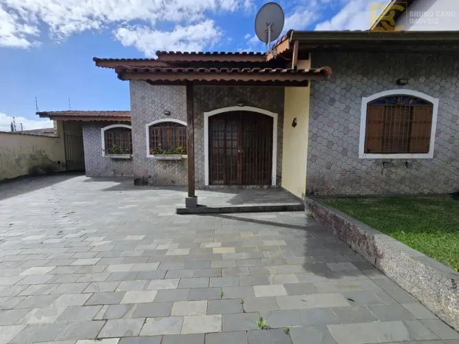 Casa com 3 quartos a 750 metros da praia a venda!