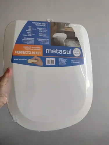 Tampa vaso sanitário retangular almofadada cor branca sem uso no centro de São Gonçalo 