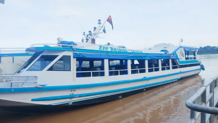 Lancha expresso para transporte de passageiros.