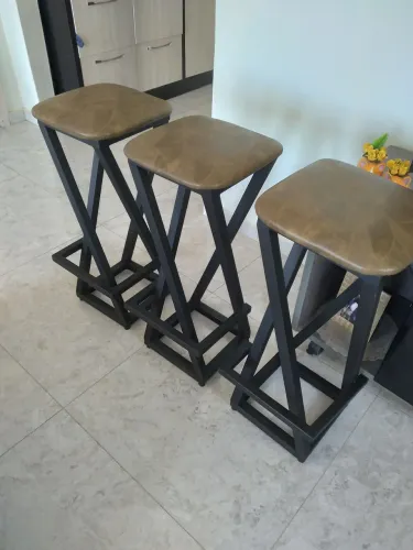 Banquetas altas com almofadas e pés niveladores