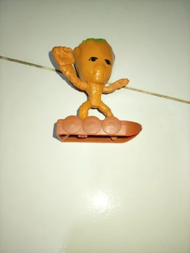boneco de herói do groot