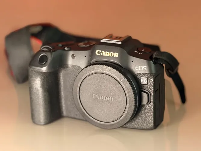Canon EOS R8 seminova