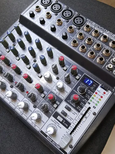 Mesa de som behringer 1202fx