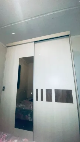 Vende-se guarda roupa com porta de correr