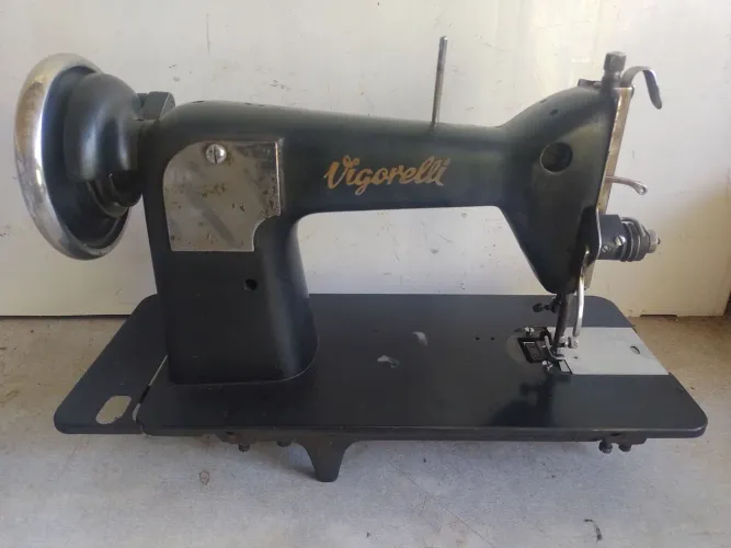 Máquina de costura antiga vigorelli decoração retro