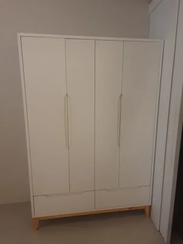 Guarda roupa infantil 4 portas e duas gavetas.