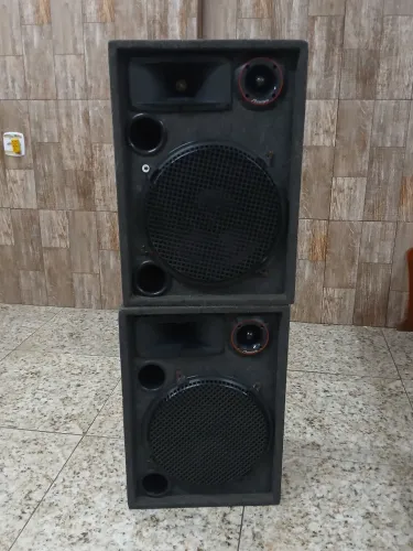 Caixas de Som com Pedestal