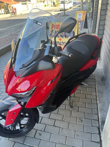 Xmax 2024 apenas 10.000 km rodados.