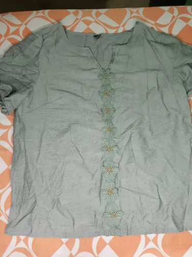 Blusa Feminina Verde Sálvia com Detalhes Florais - Elegante e Delicada