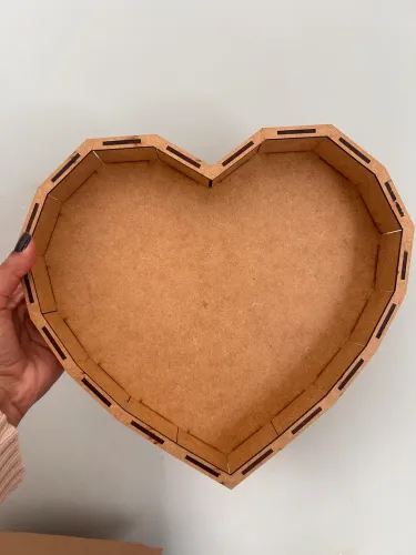 Cesta/bandeja em formato de coração MDF