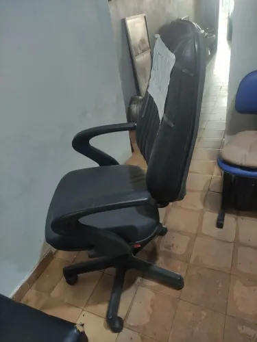 Poltrona tipo presidente, assento e encosto estofados revt em courvin na côr preta