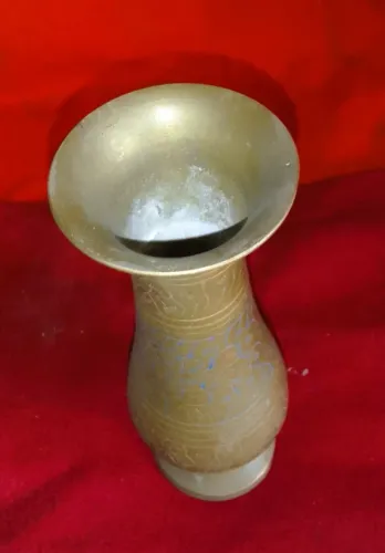 Vaso Floreira em bronze dourado indiano ornada com detalhes em baixo relevo pintado a mão*