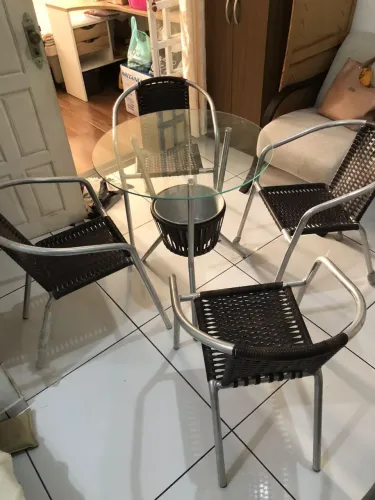 MESA DE VARANDA COM 4 CADEIRAS À VENDA