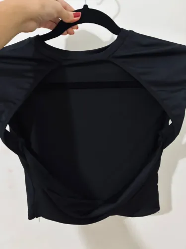 Blusinha preta com decote nas costas