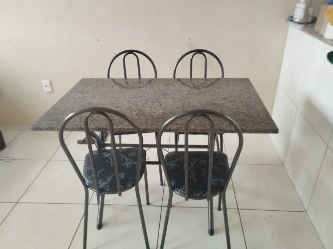 Vende-se mesa