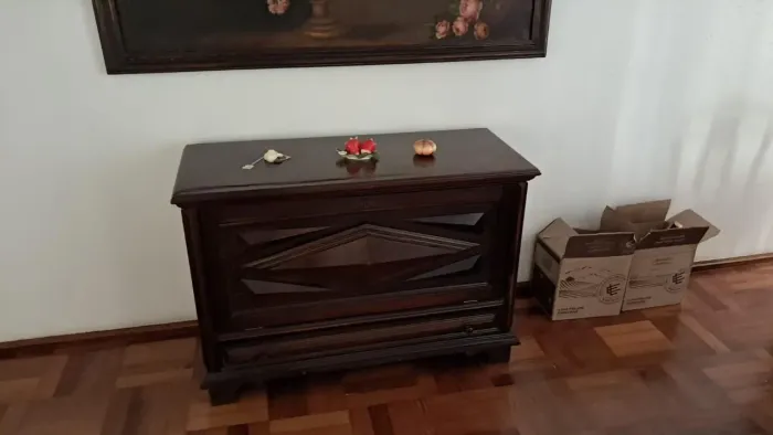 Cômoda/bar em perfeito estado de madeira maciça