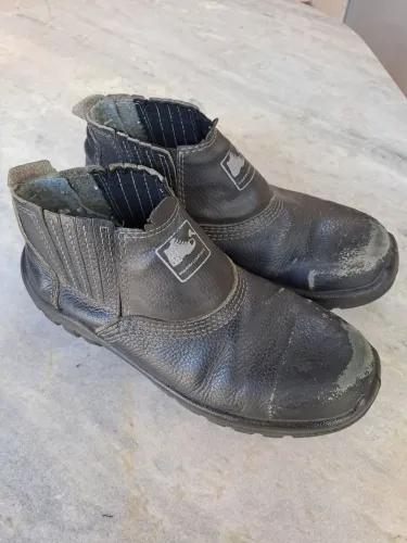 Botinas de segurança da marca Bracol, modelo com biqueira de composite e elástico lateral
