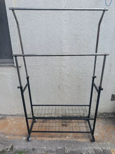 Arara para guardar roupas