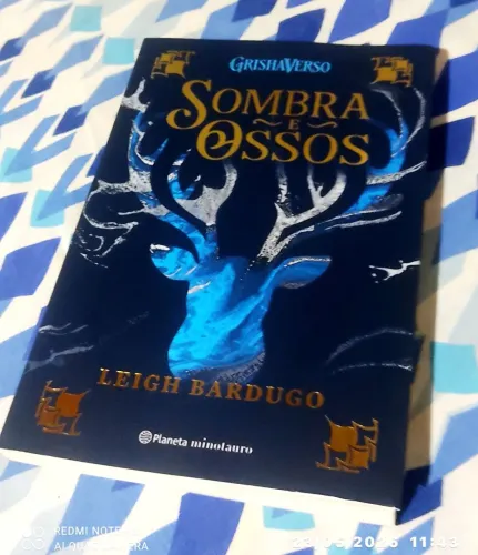 Livro Sombra e Ossos de  Leigh Bardugo<br>1º livro da trilogia Grisha