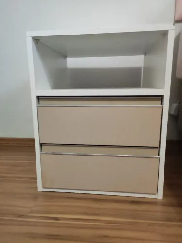 1 mesa de cabeceira infantil feminina.