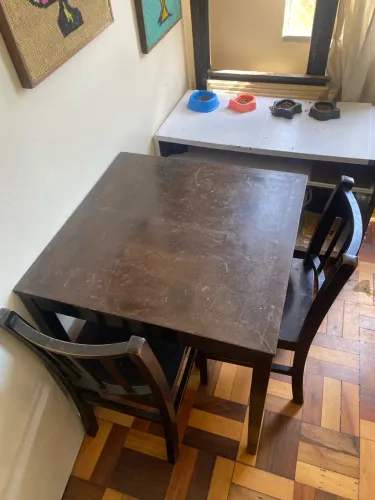 Vendo mesa de madeira tipo bistrô