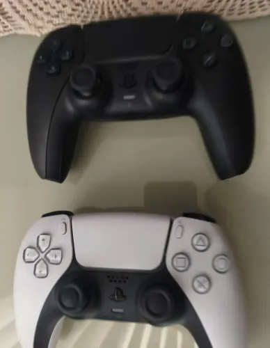 Ps 5 mídia física 1 terá 2 controles