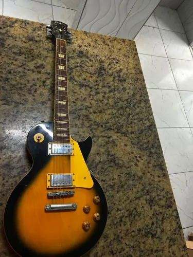 Guitarra e caixa amplificada mais pedestal para microfone