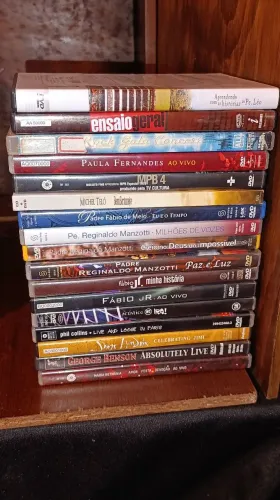Lote com 17 DVDs Musicais ? Phil Collins, Jimi Hendrix, Bethânia, Benson e Mais