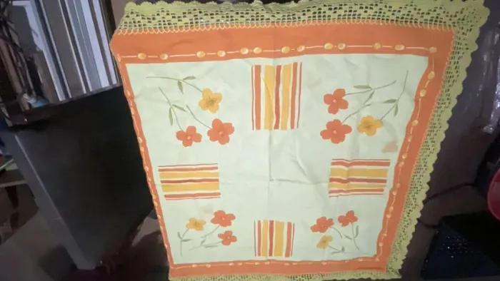 Toalha de Mesa com barrado em croche, mede 85x88 cm - DESAPEGO