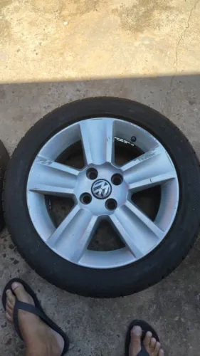 4 rodas e 3 pneus