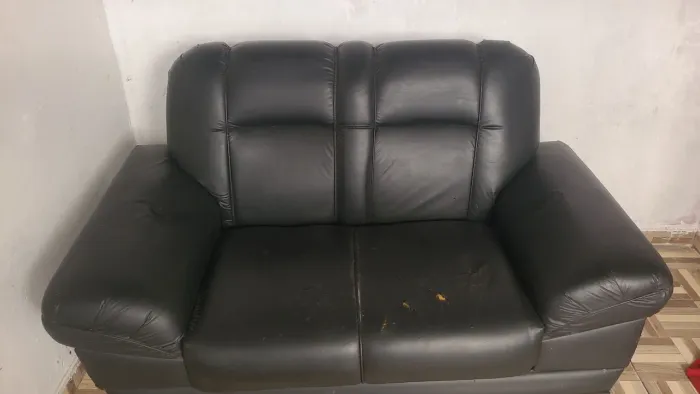 Sofá preto de 2 lugares