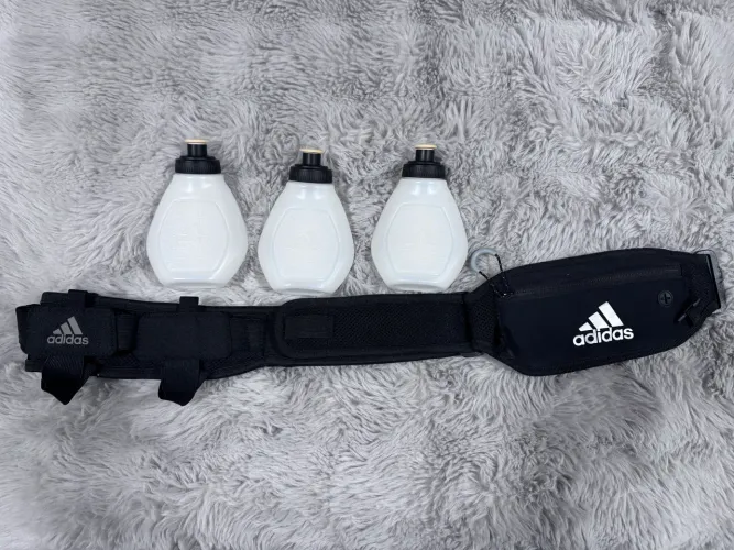 cinto de hidratação (running belt/hydration belt) da Adidas,