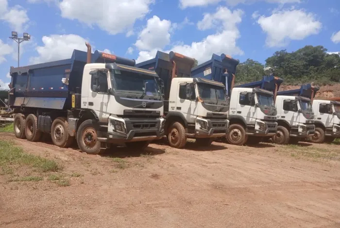 Volvo FMX500 ano 2021, 8x4, com caçamba de 22 ? e média de 9.000 horas, em MG