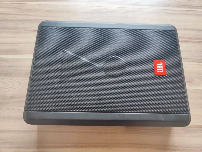 Caixa JBL amplificada