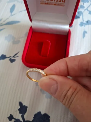 Meia aliança em ouro amarelo 18k cravejado em brilhante tamanho 17/18
