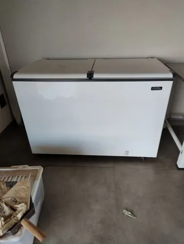 Freezer semi novo