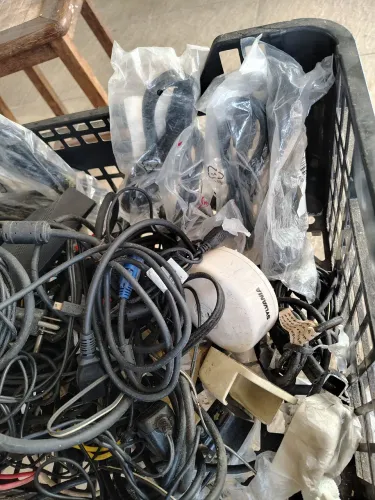 Lote de cabos eletrônicos diversos 