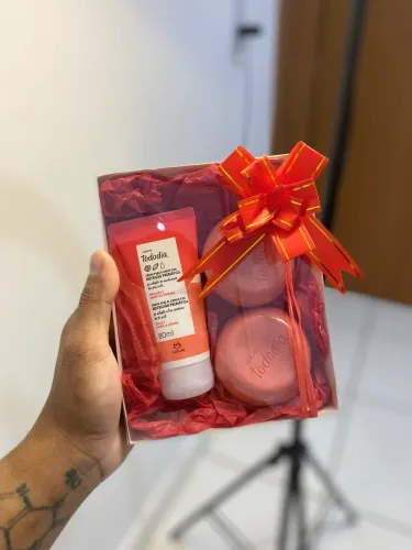 ? KIT PRESENTE CREME PARA O CORPO E 2 SABONETES