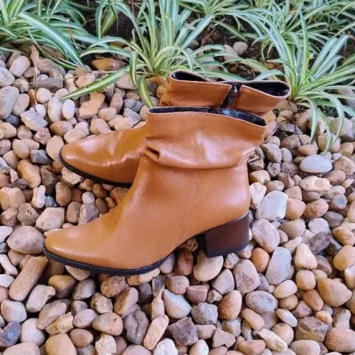 Bota Caramelo de Cano Curto da Viviana Calçados