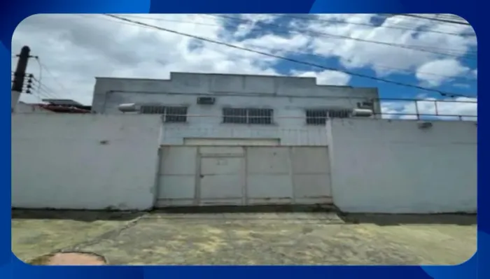 GALPÃO - Galpão com dois pavimentos, medindo 9,80m de frente e de fundos e 38,50m de exten