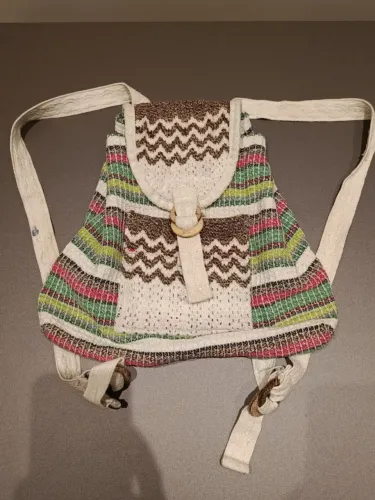 mochila artesanal em crochê com alças ajustáveis