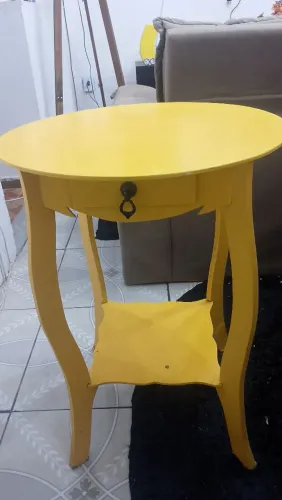 Vendo linda mesa cabeceira amarela com gaveta em perfeito estado 100.00