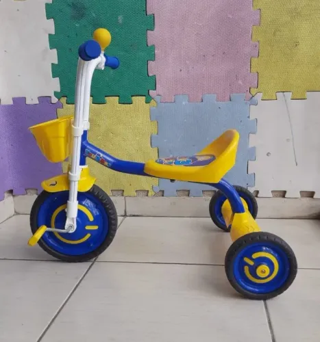 Triciclo infantil Nathor azul e amarelo (em excelente estado)