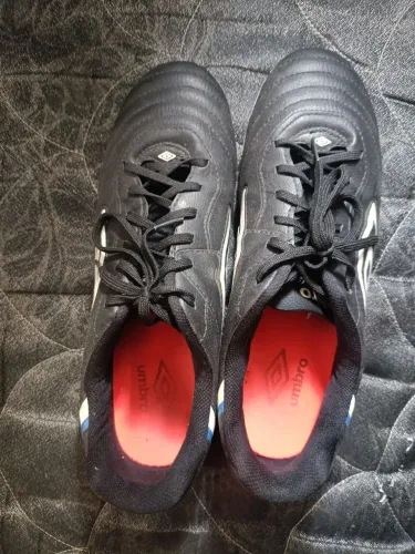 Chuteira Umbro tamanho 42