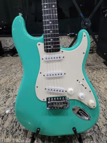 Guitarra Squiser by Fender