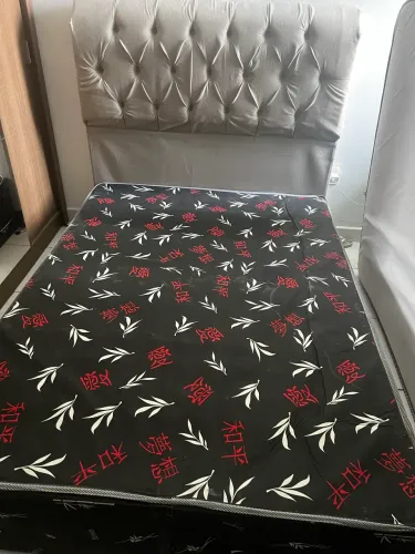 Vende-se box e cabeceira (tenho os pés do box)
