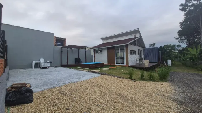 Casa toda mobiliada com 1 dormitório + amplo quintal com piscina nos Ingleses!